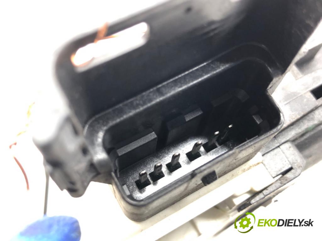 PEUGEOT 308 I liftback 2010 66 kW 1.6 HDi 1560 zámok Dvere ľavy predný 567148