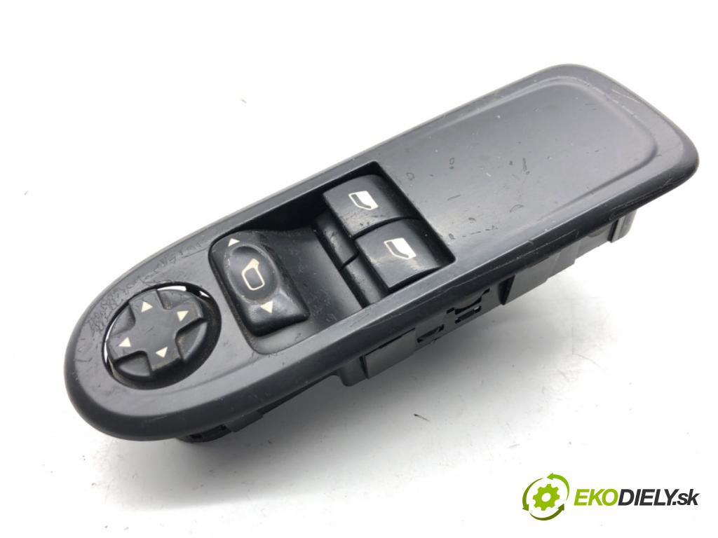 PEUGEOT 308 I liftback 2010 66 kW 1.6 HDi 1560 přepínač oken 96565186XT (Páčky pod volantem)