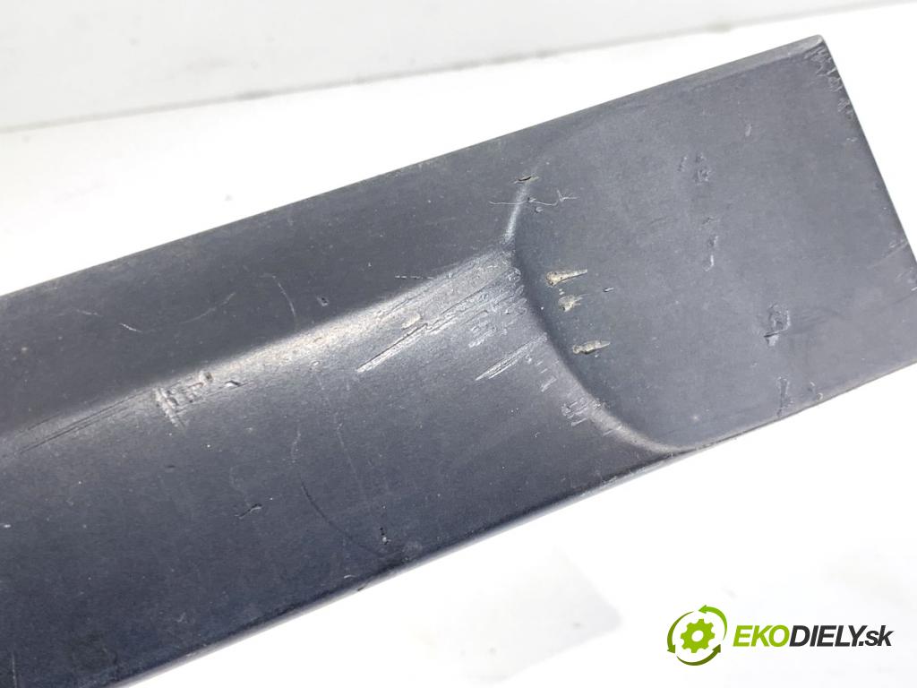 PEUGEOT 308 I liftback 2010 66 kW 1.6 HDi 1560 lišta dveře pravý zadní část 9680365080