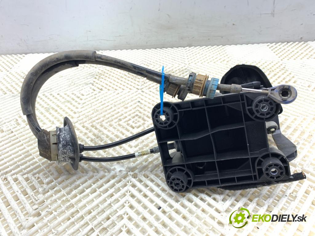 PEUGEOT 308 I liftback 2010 66 kW 1.6 HDi 1560 kulisa  (Řadicí páka (kulisa) )