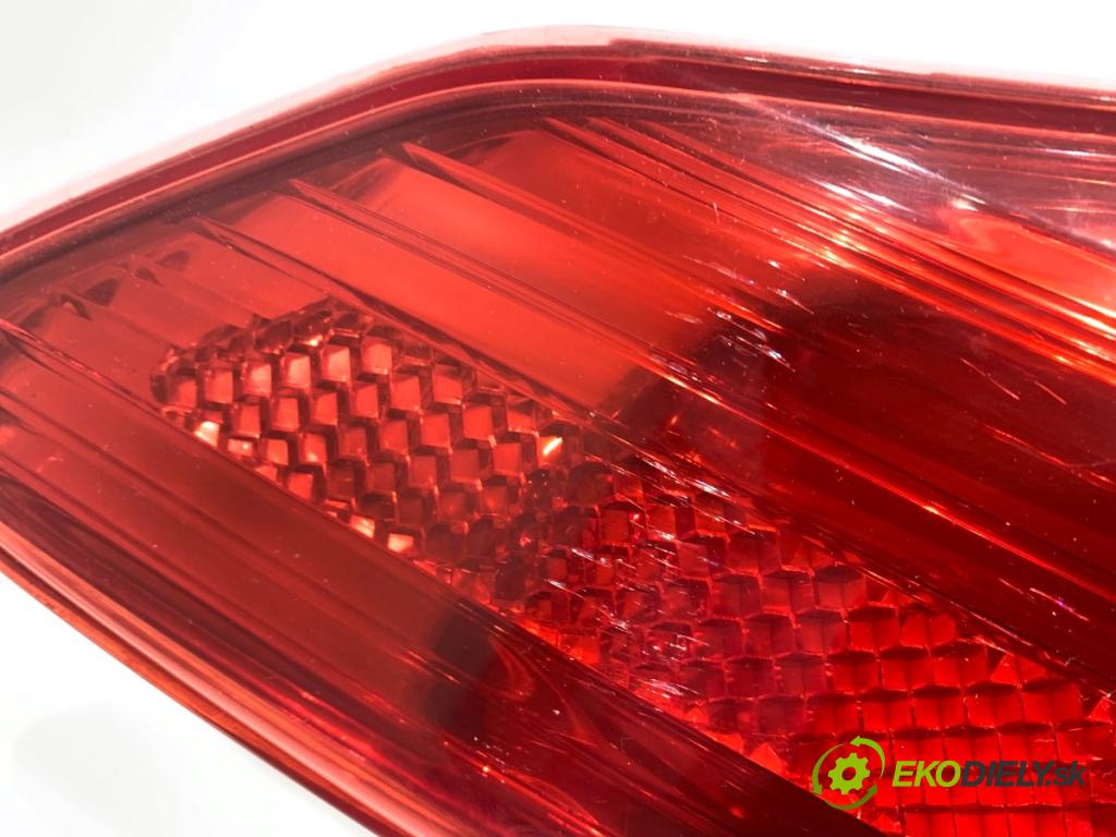 PEUGEOT 308 I liftback 2010 66 kW 1.6 HDi 1560 Svetlo pravy zad