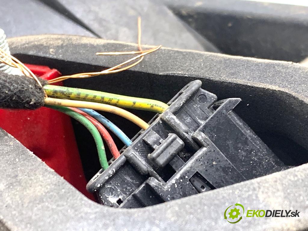 PEUGEOT 308 I liftback 2010 66 kW 1.6 HDi 1560 Svetlo pravy zad