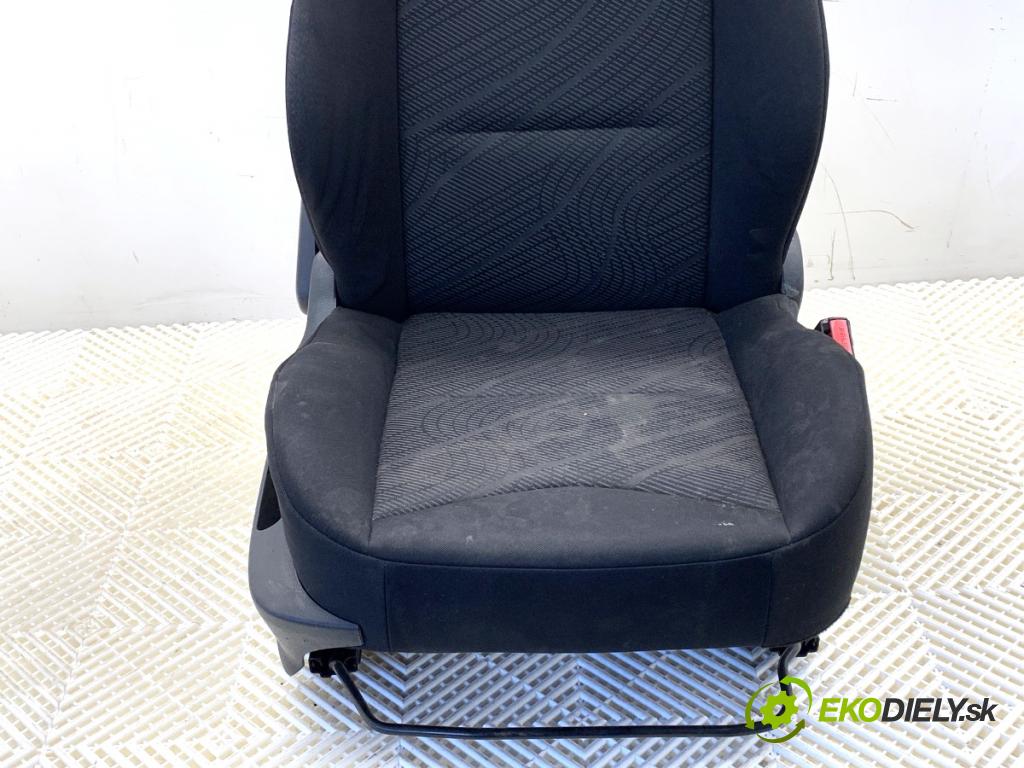 PEUGEOT 308 I liftback 2010 66 kW 1.6 HDi 1560 sedadlo pravý přední část