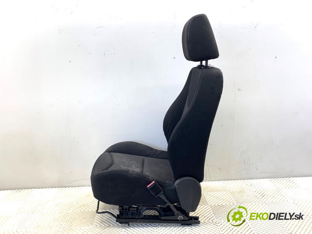 PEUGEOT 308 I liftback 2010 66 kW 1.6 HDi 1560 sedadlo pravý přední část