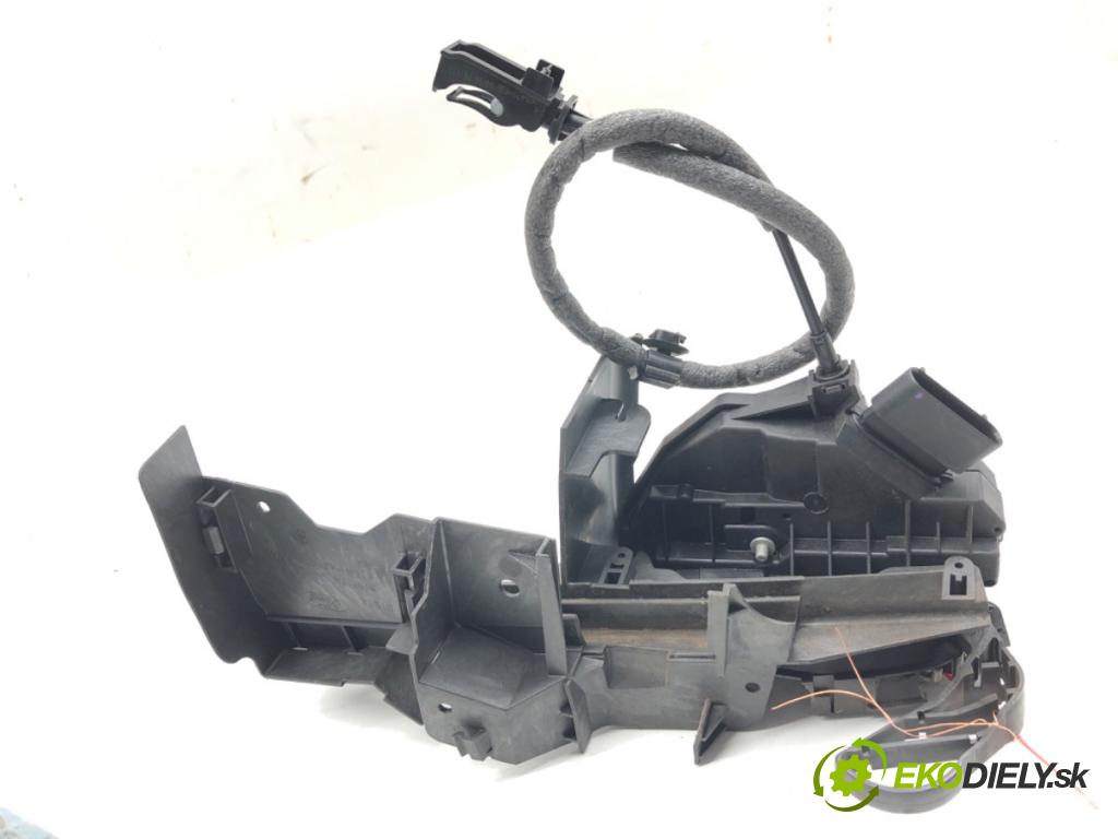 FORD FOCUS III Kombi 2016 92 kW 1.0 EcoBoost 998 zámok Dvere pravy predný