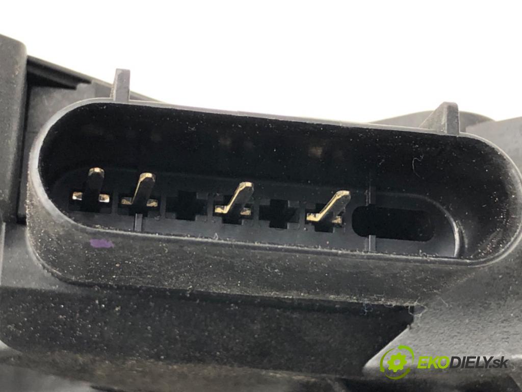 FORD FOCUS III Kombi 2016 92 kW 1.0 EcoBoost 998 zámok Dvere pravy predný