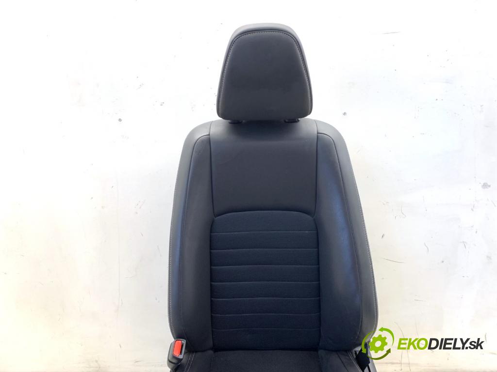 LEXUS IS sedan 2015 180 kW 200t (ASE30) 1998 Sedadlo ľavy predný