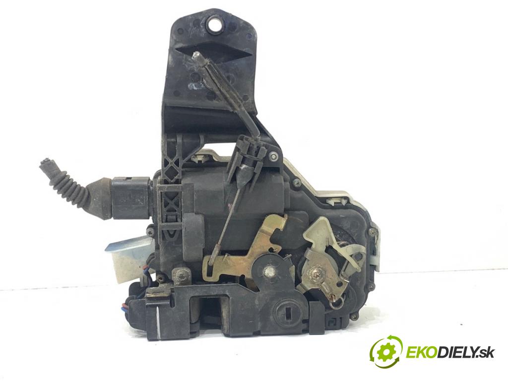 VW PASSAT B5 FL sedan 2001 96 kW 1.9 TDI 4motion 1896 zámok Dvere pravy zad