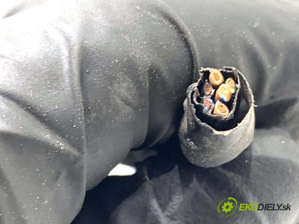 VW PASSAT B5 FL sedan 2001 96 kW 1.9 TDI 4motion 1896 zámok Dvere ľavy zad