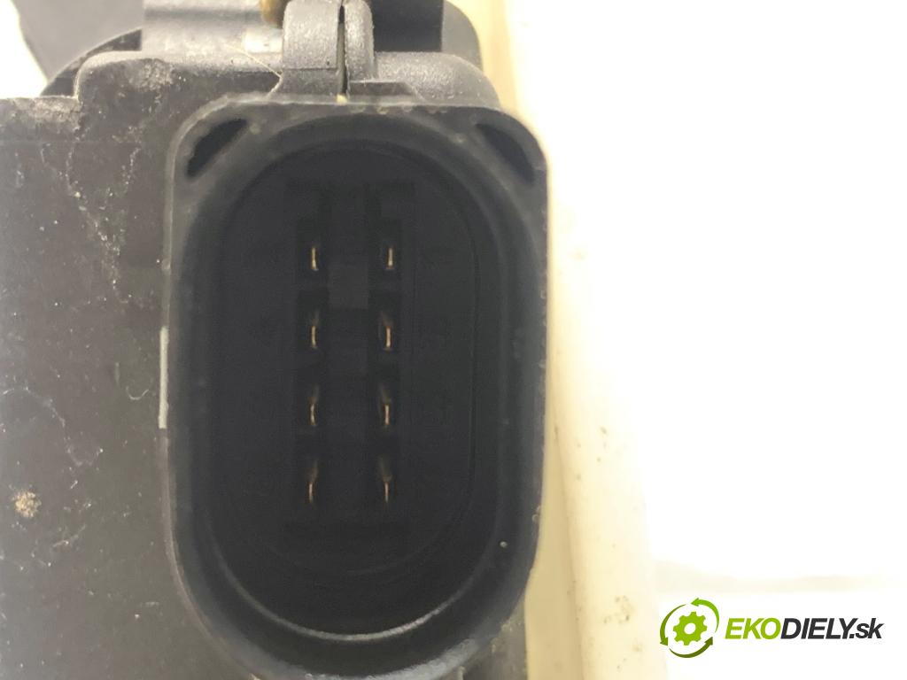 VW PASSAT B5 FL sedan 2001 96 kW 1.9 TDI 4motion 1896 zámok Dvere ľavy predný