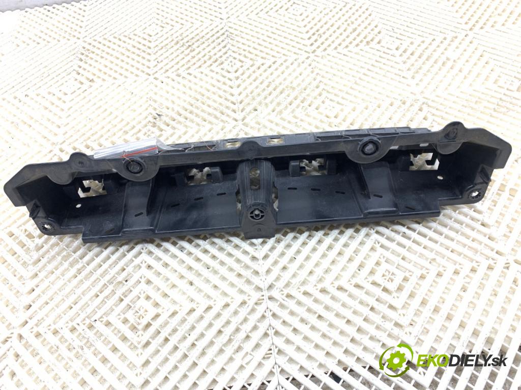 BMW G05 SUV 2020 195 kW xDrive 30 d 2993 úchyt nárazníka zadní část středový 7420650