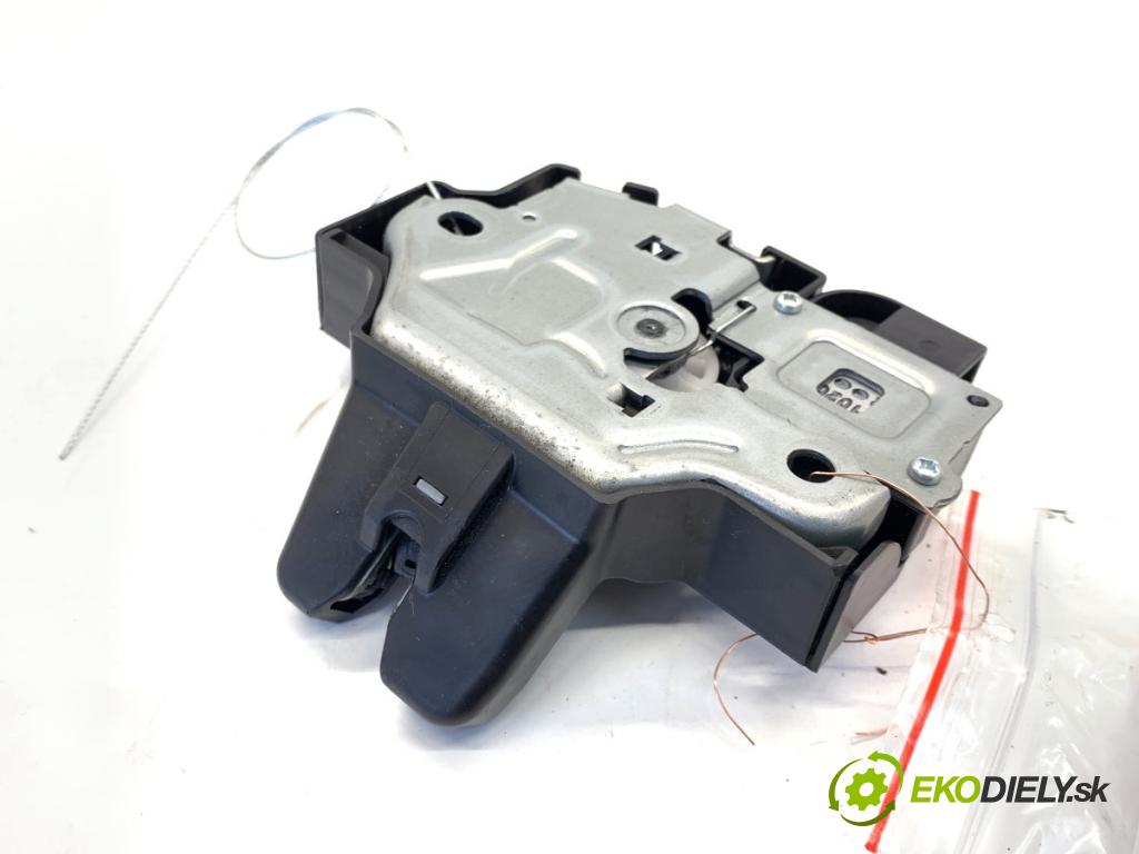 LEXUS IS sedan 2015 180 kW 200t (ASE30) 1998 zámok dveří zadní část 