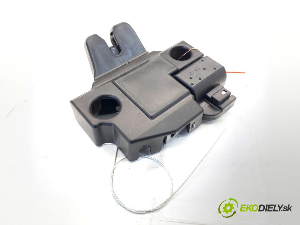 LEXUS IS sedan 2015 180 kW 200t (ASE30) 1998 zámok dveří zadní část