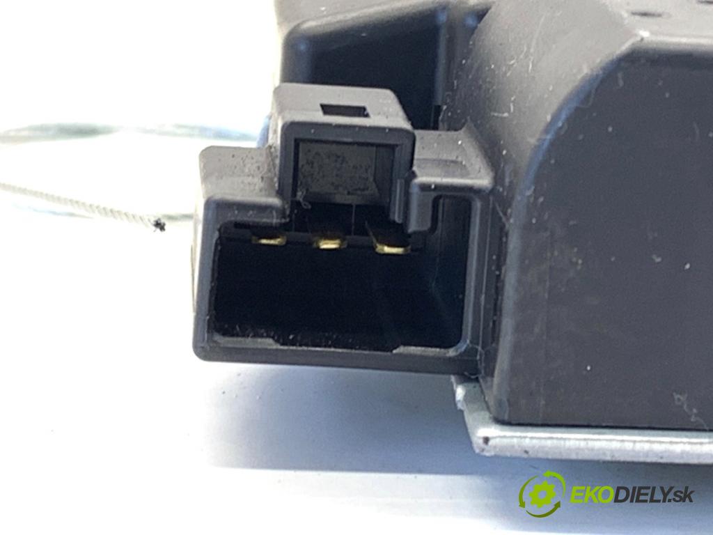 LEXUS IS sedan 2015 180 kW 200t (ASE30) 1998 zámok dveří zadní část