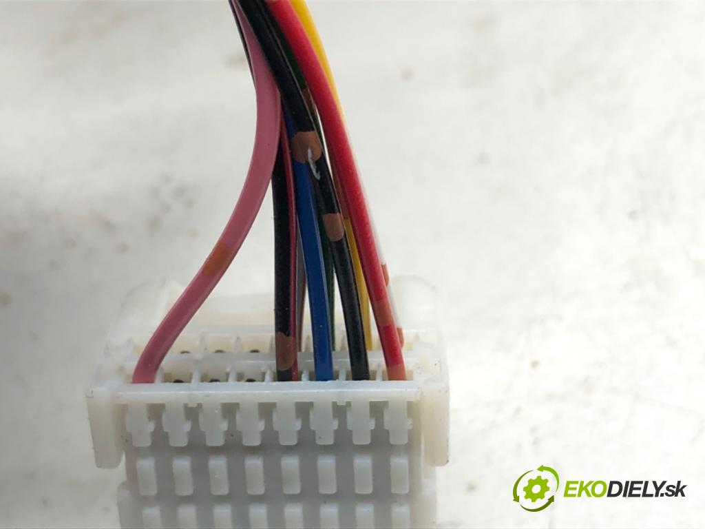 LEXUS IS sedan 2015 180 kW 200t (ASE30) 1998 zpětné zrcátko pravý