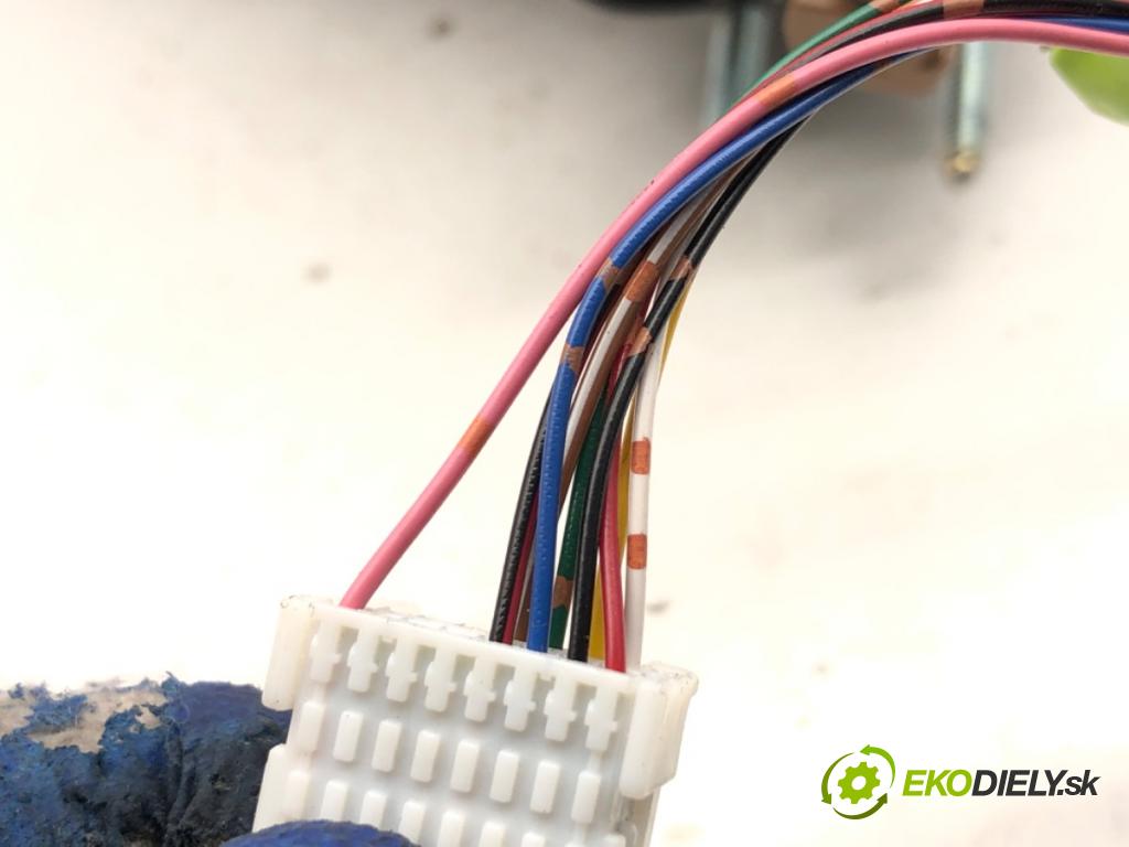 LEXUS IS sedan 2015 180 kW 200t (ASE30) 1998 zpětné zrcátko levý