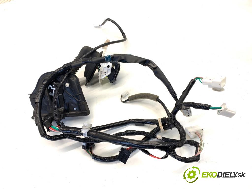 LEXUS IS sedan 2015 180 kW 200t (ASE30) 1998 Káblovačka Dvere predný ľavy