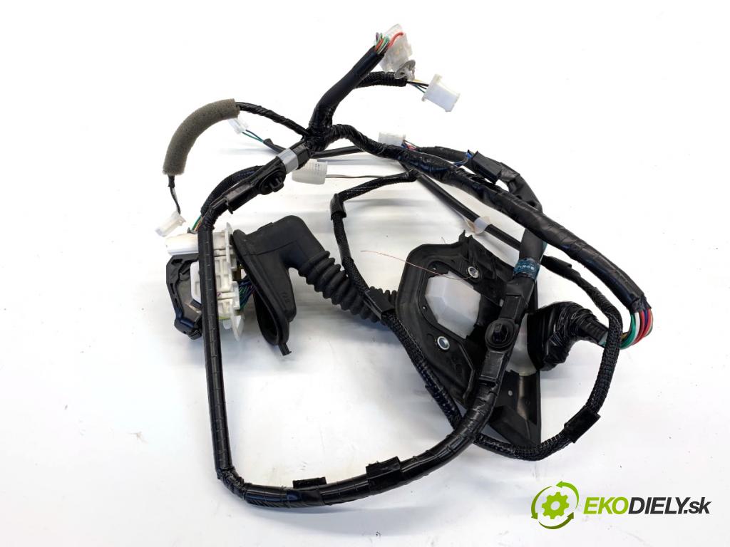 LEXUS IS sedan 2015 180 kW 200t (ASE30) 1998 Káblovačka Dvere predný pravy 