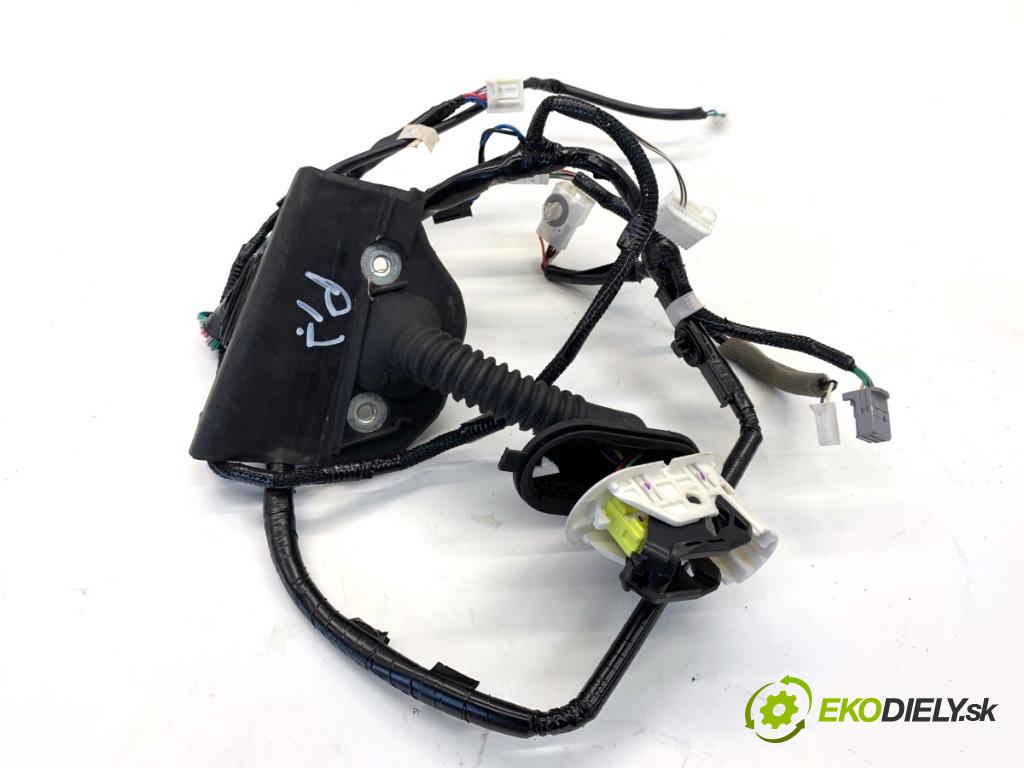 LEXUS IS sedan 2015 180 kW 200t (ASE30) 1998 Káblovačka Dvere predný pravy