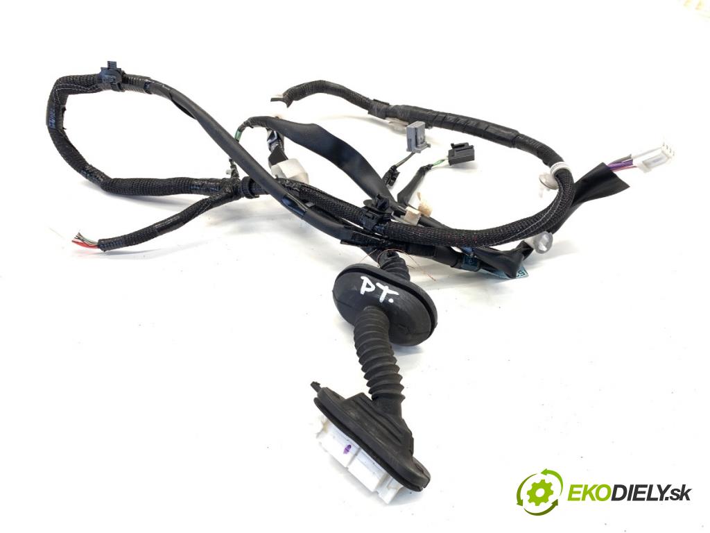 LEXUS IS sedan 2015 180 kW 200t (ASE30) 1998 káblovačka dveře zadní část pravý