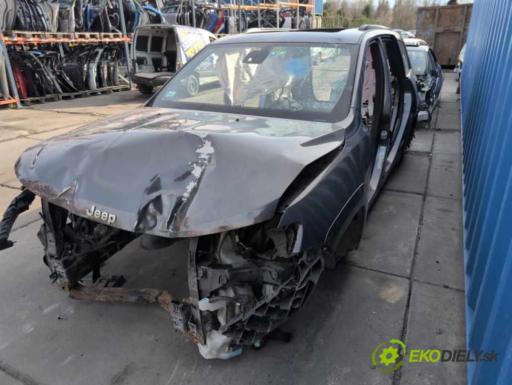 JEEP GRAND CHEROKEE WK SUV 2014 184 kW 3.0 CRD V6 4x4 2987 karoséria ČTVRŤÁK: Blatník prah strecha PODŁUŻNICA