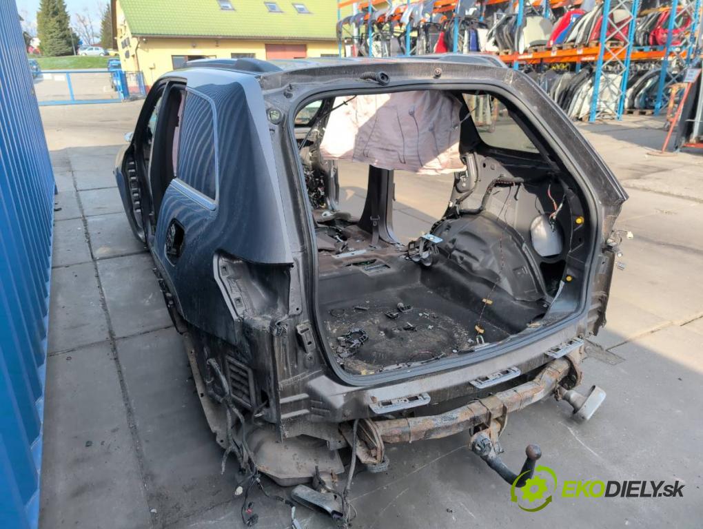 JEEP GRAND CHEROKEE WK SUV 2014 184 kW 3.0 CRD V6 4x4 2987 karoséria ČTVRŤÁK: Blatník prah strecha PODŁUŻNICA