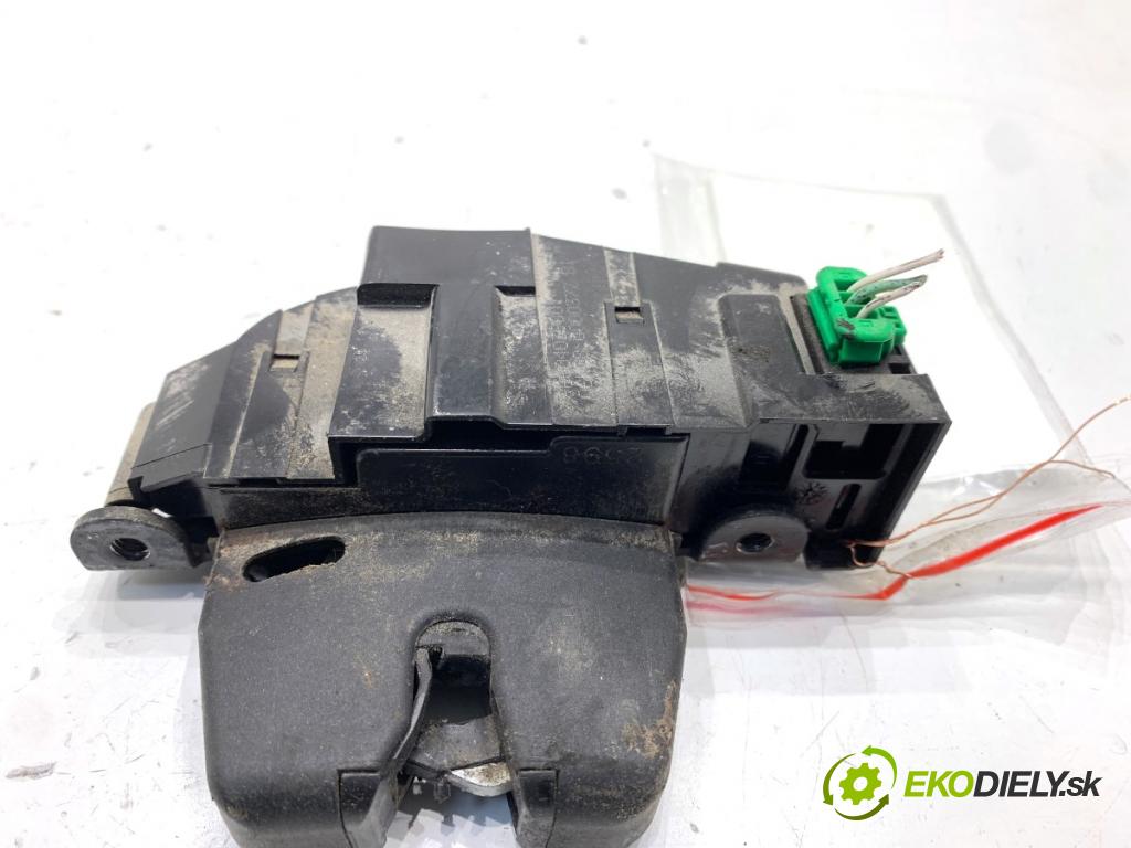 PEUGEOT 308 SW Kombi 2008 88 kW 1.6 16V 1598 zámok dverí zad