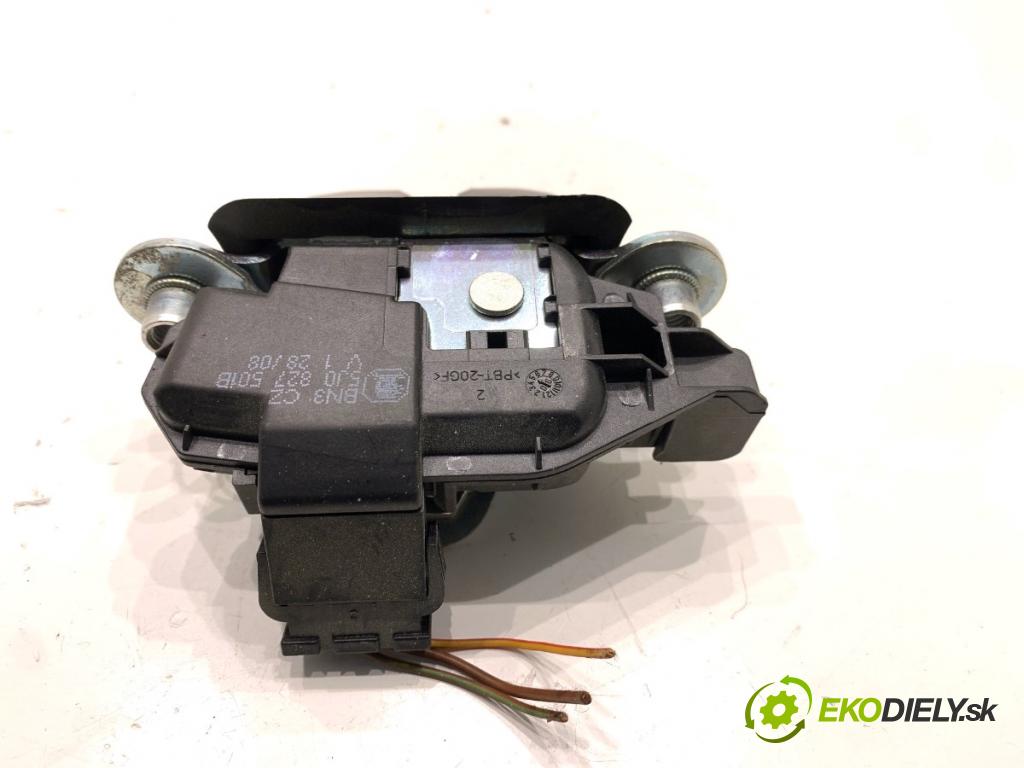 SKODA FABIA II liftback 2008 77 kW 1.9 TDI 1896 zámok dverí zad 5J0827501B