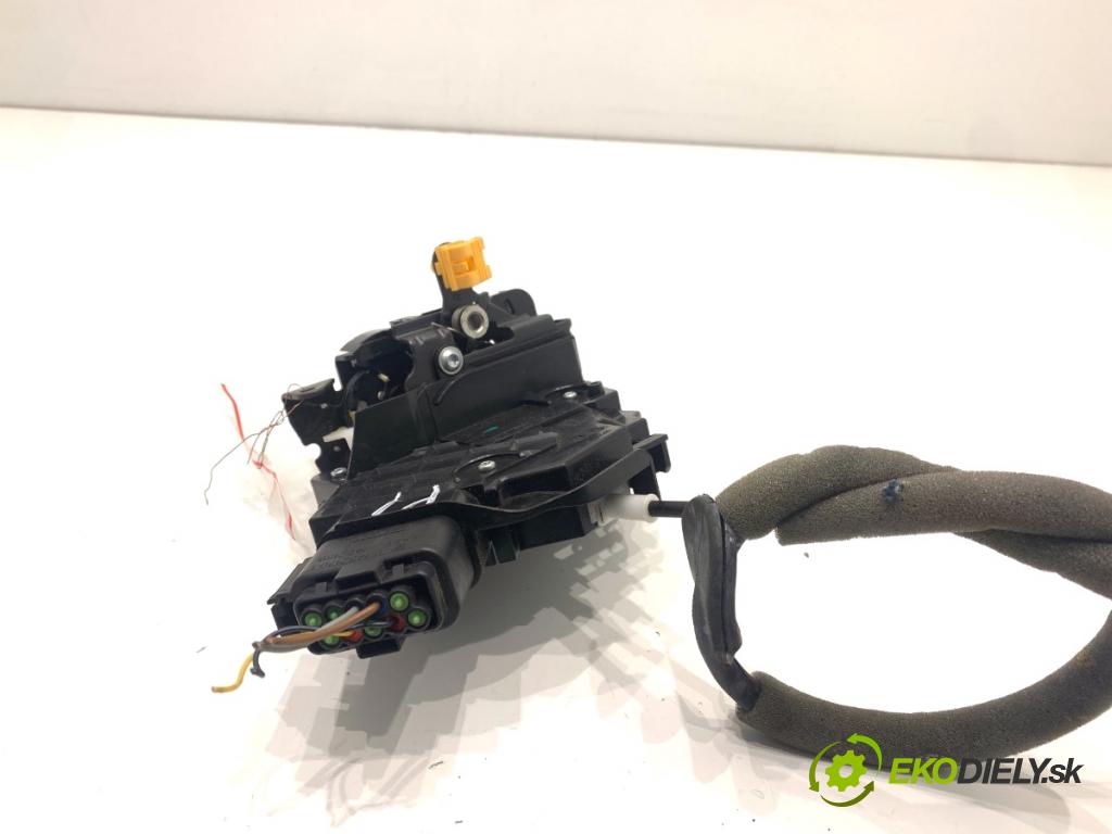 FORD KA+ liftback 2018 63 kW 1.2 1194 zámok Dvere pravy zad AS6AF26412BM