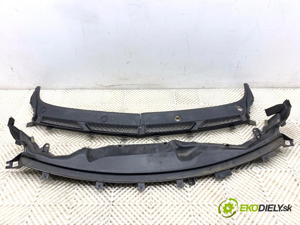 FORD KA+ liftback 2018 63 kW 1.2 1194 torpédo plast pod čelní okno E4B5-A016B26 (Plast pod čelním sklem)