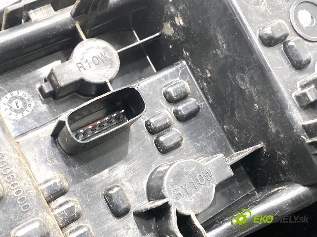 FORD KA+ liftback 2018 63 kW 1.2 1194 světlo levý zadní část J7BB-13405-HB