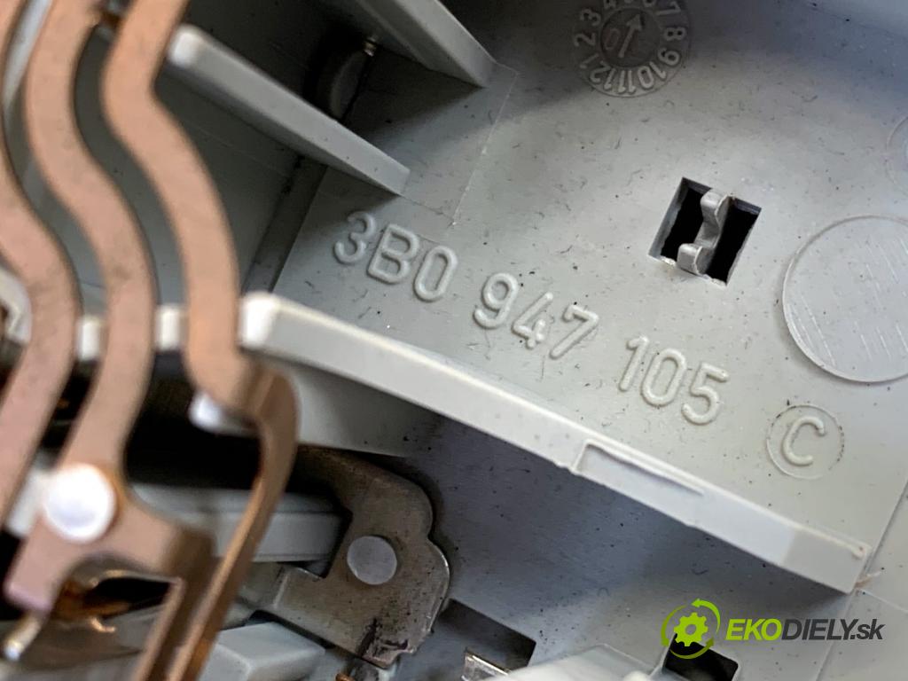 SKODA FABIA II liftback 2008 63 kW 1.4 1390 Svetlo stropné 3B0947105C