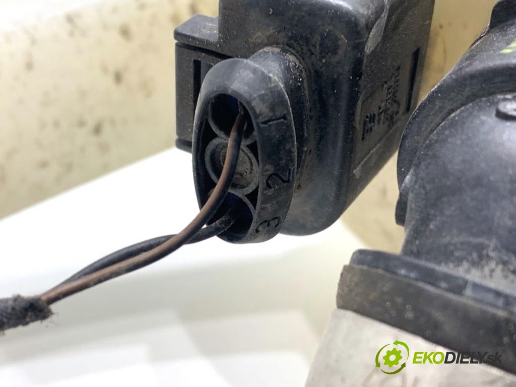 BMW G05 SUV 2020 195 kW xDrive 30 d 2993 nádržka vyrovnávací kapaliny chadicího 8610662