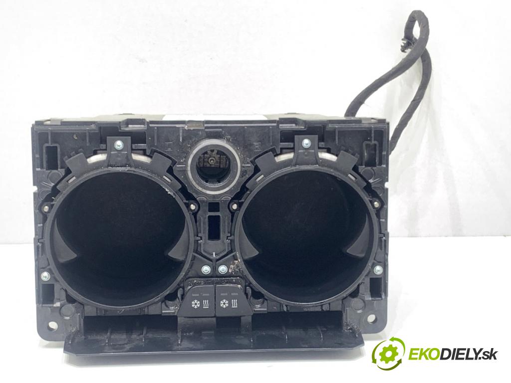 BMW G05 SUV 2020 195 kW xDrive 30 d 2993 držák na nápoje 6827173 (Držák nápojů)