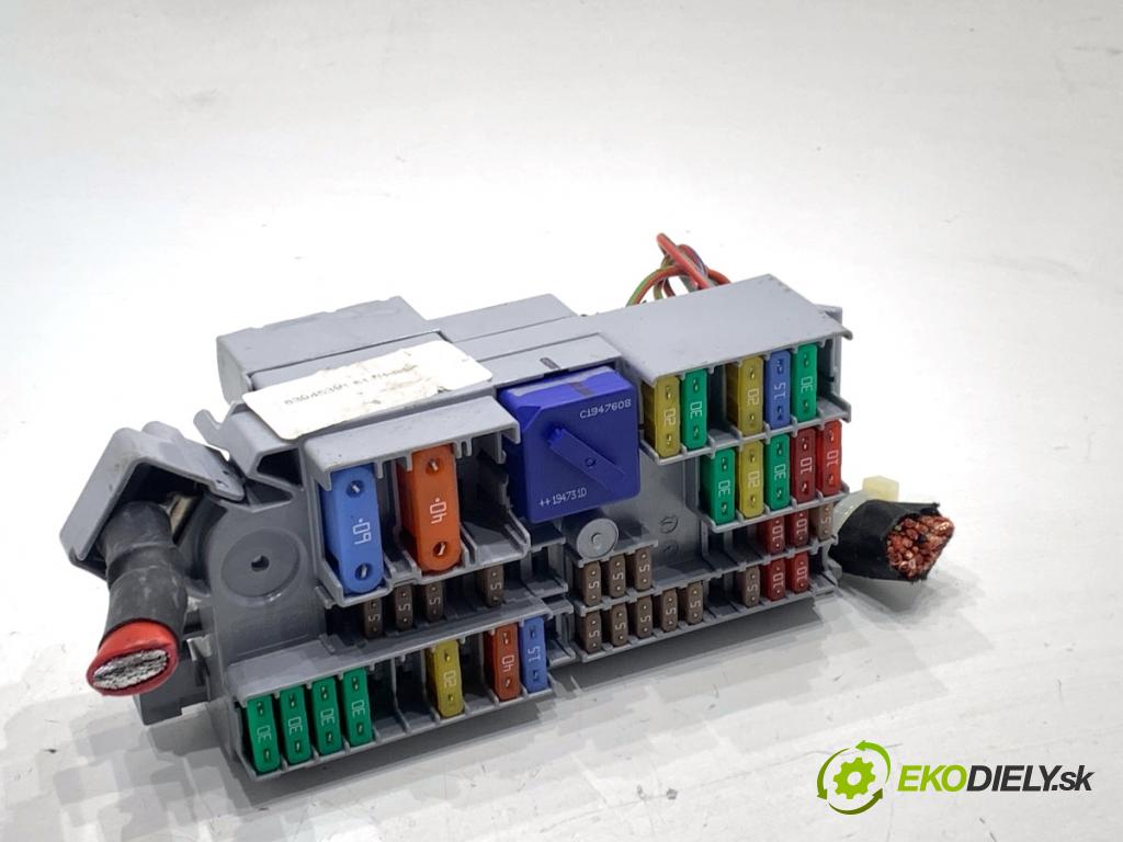 BMW G05 SUV 2020 195 kW xDrive 30 d 2993 skříňka poistková 6807487 (Pojistková skříňka)