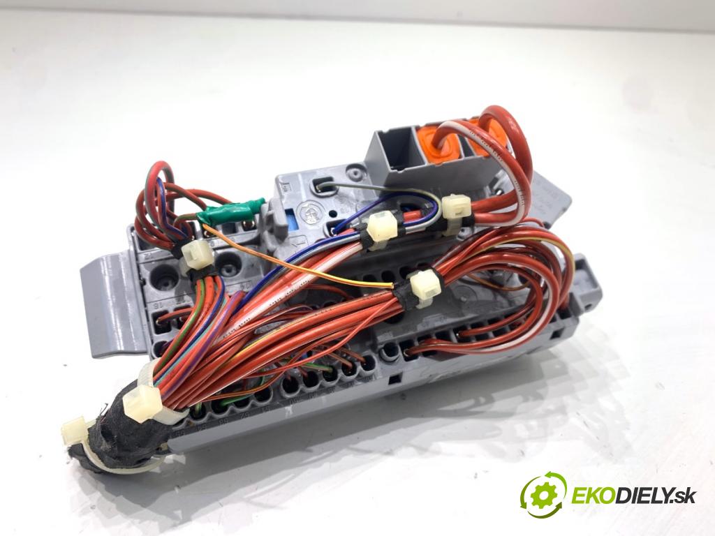 BMW G05 SUV 2020 195 kW xDrive 30 d 2993 skříňka poistková 6807487 (Pojistková skříňka)