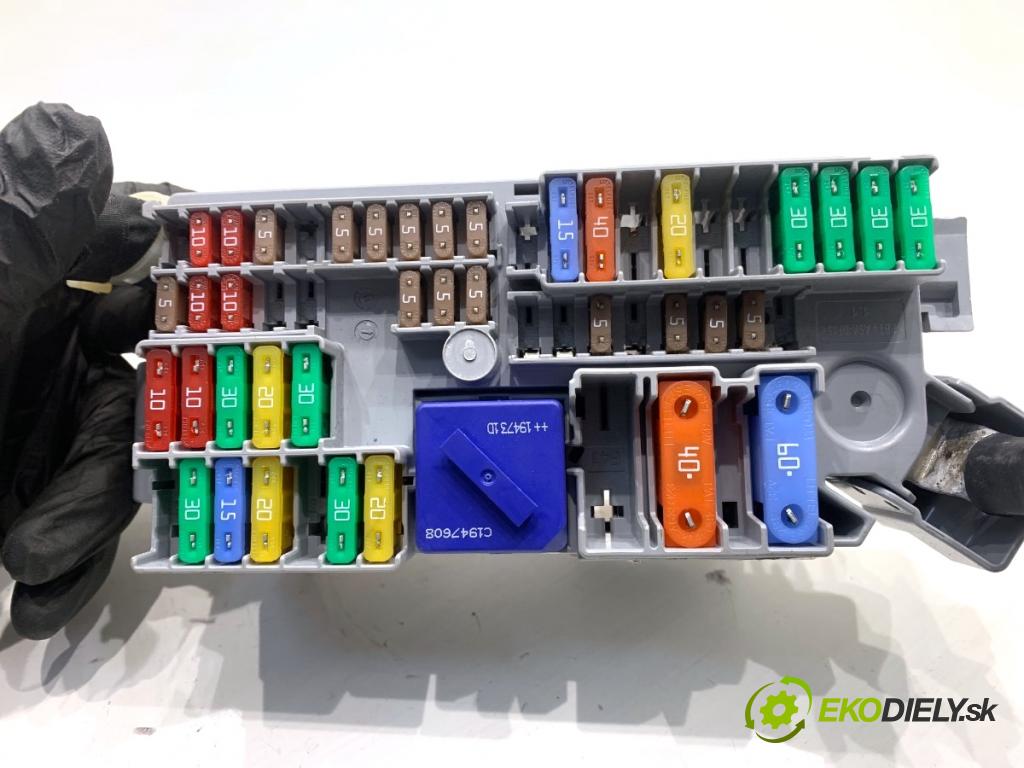 BMW G05 SUV 2020 195 kW xDrive 30 d 2993 skříňka poistková 6807487 (Pojistková skříňka)