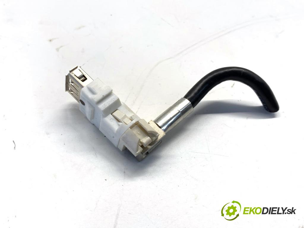 BMW G05 SUV 2020 195 kW xDrive 30 d 2993 HNÍZDO: USB