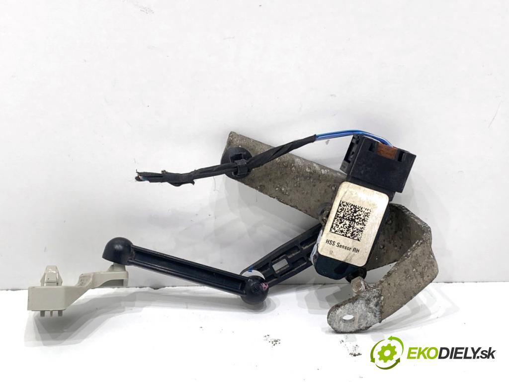 BMW G05 SUV 2020 195 kW xDrive 30 d 2993 Snímač XENON zad pravy 6870200