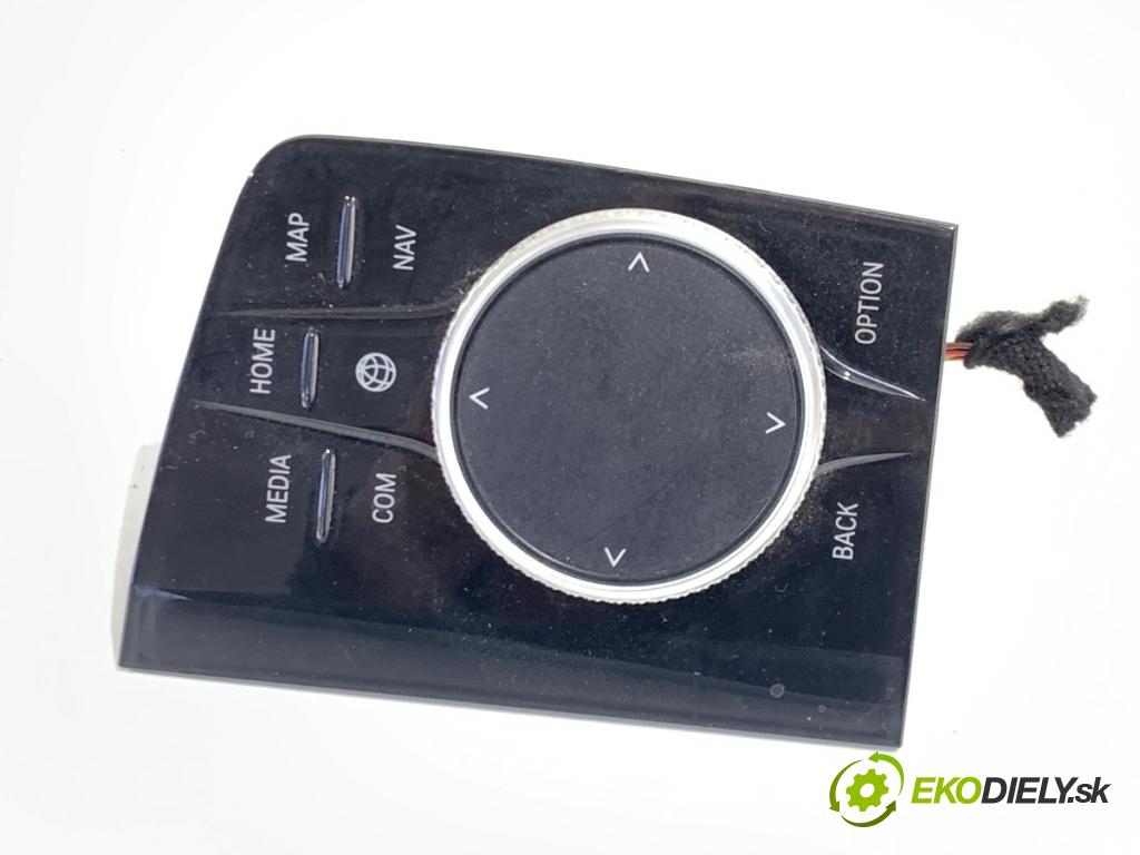 BMW G05 SUV 2020 195 kW xDrive 30 d 2993 Panel ovládania radia 9423195 (Prepínacie páčky pod volantom)