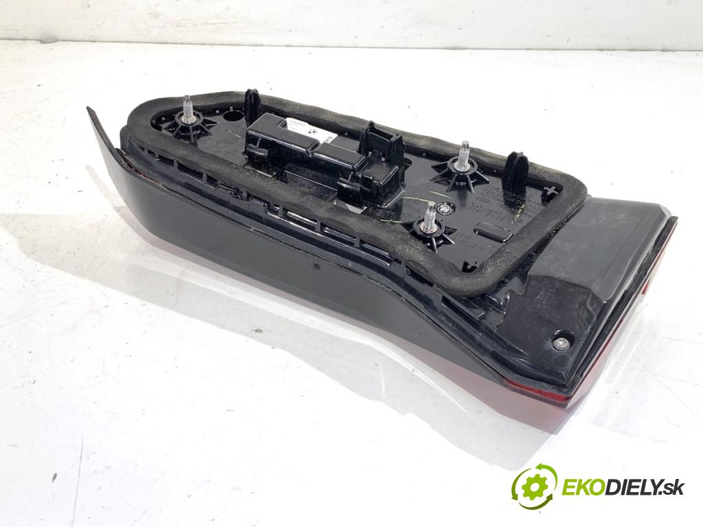 BMW G05 SUV 2020 195 kW xDrive 30 d 2993 Svetlo zad ľavá strana vnútorná 2SK2418 (Kľučka dverí ostatné)