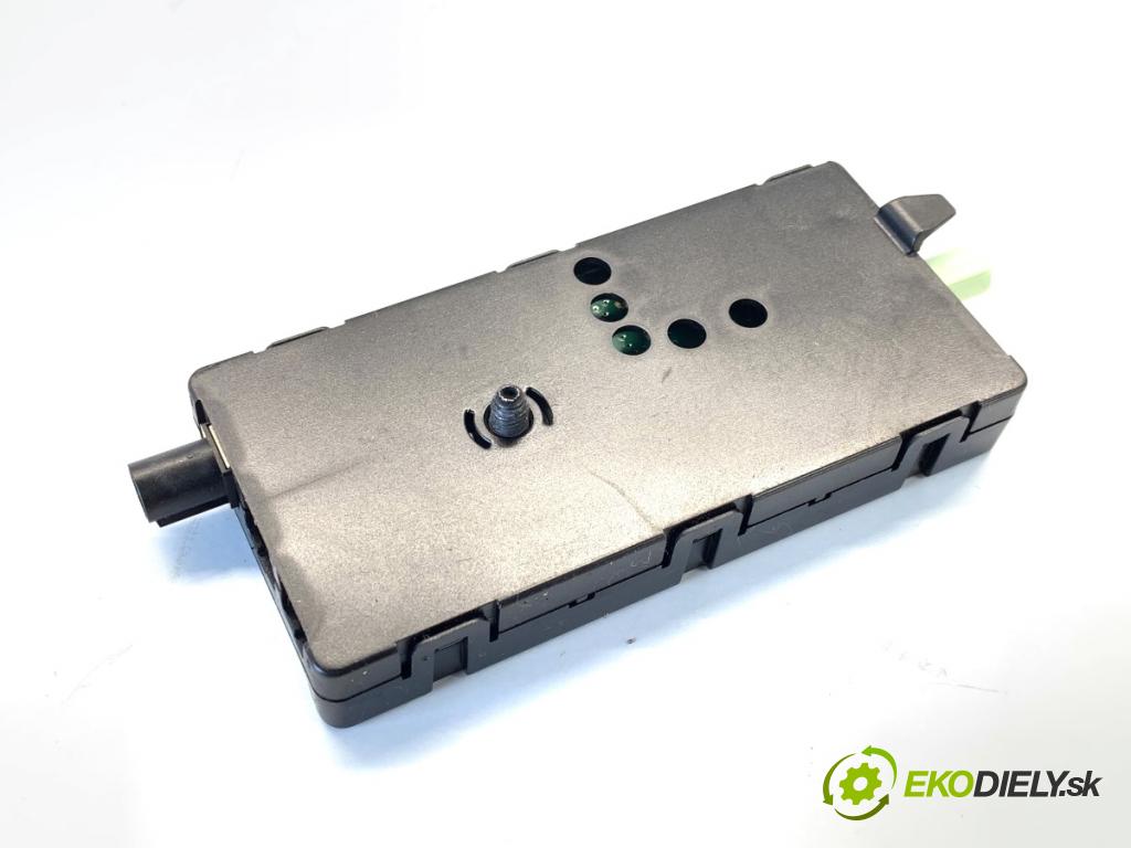 BMW G05 SUV 2020 195 kW xDrive 30 d 2993 zesilovač antény 6839348