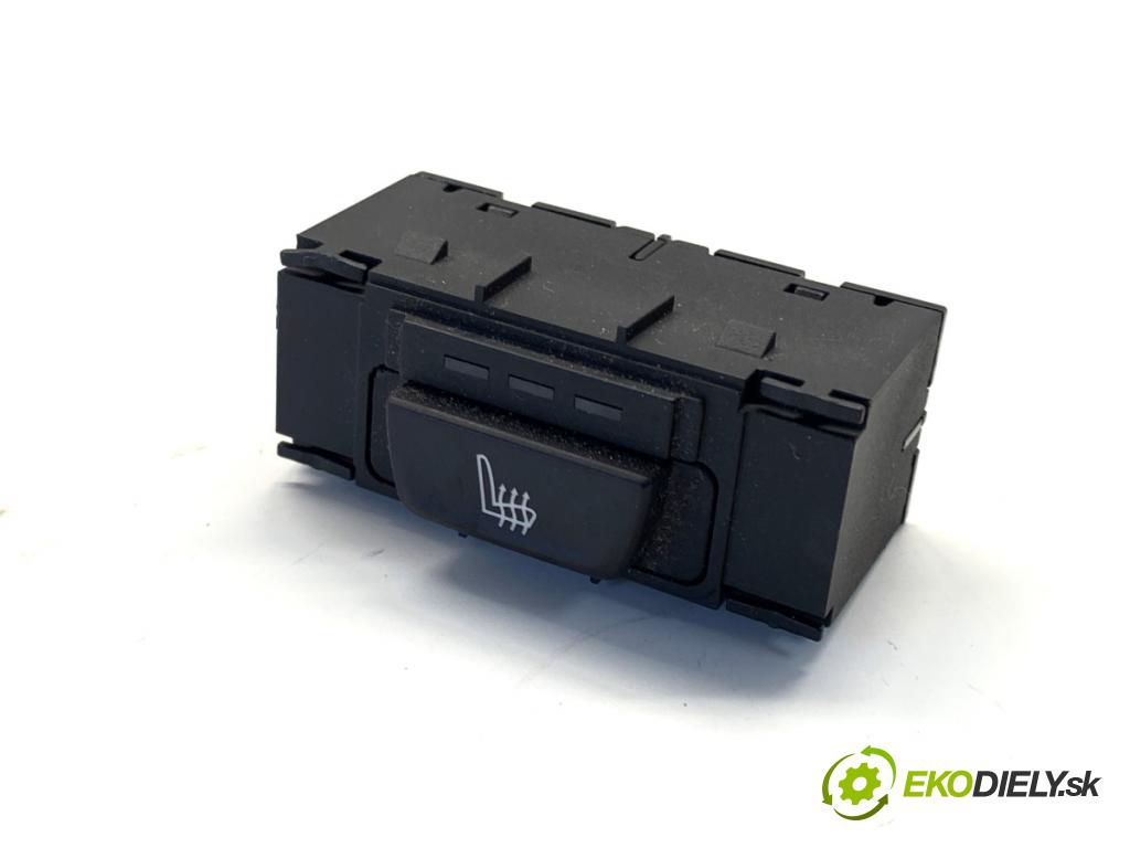 BMW G05 SUV 2020 195 kW xDrive 30 d 2993 přepínač ohřívání sedačky 6828058 (Páčky pod volantem)