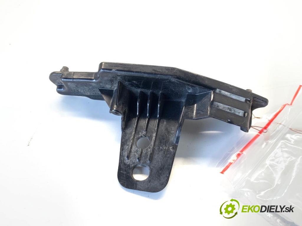 BMW G05 SUV 2020 195 kW xDrive 30 d 2993 úchyt nárazníka pravý přední část 7421854