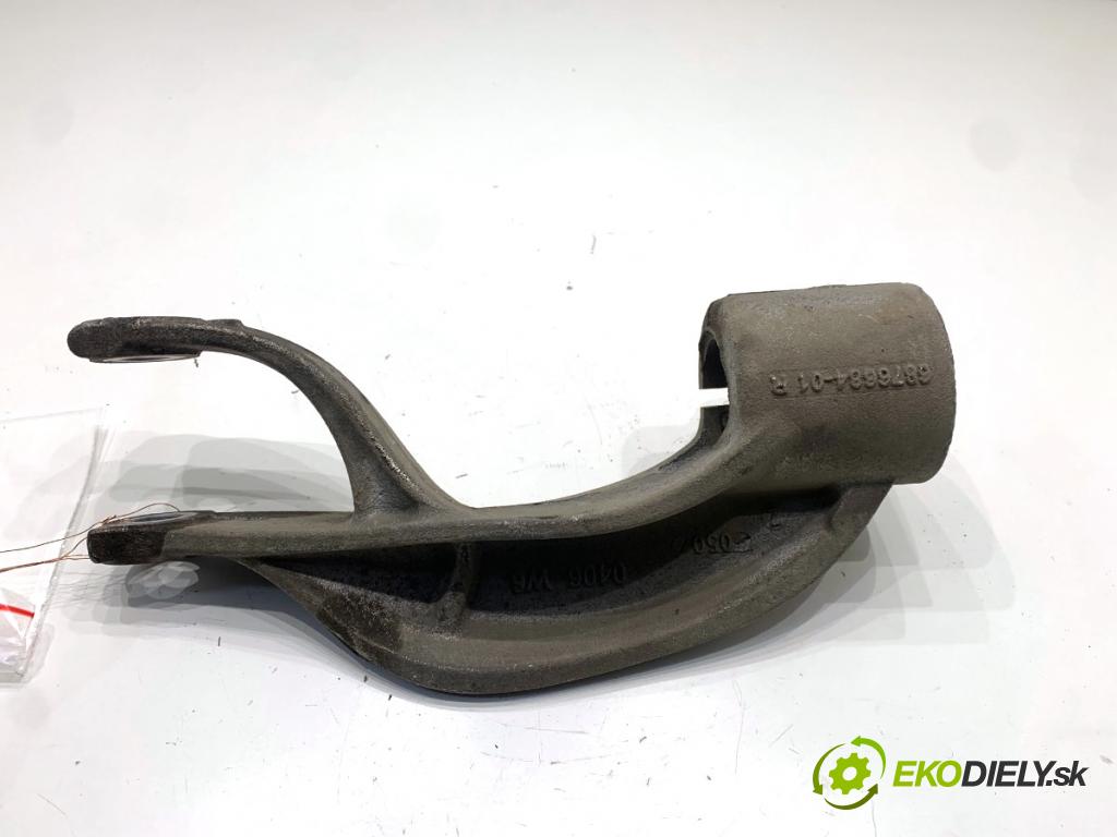 BMW G05 SUV 2020 195 kW xDrive 30 d 2993 Uchytenie tlmiča predný pravy 6876684