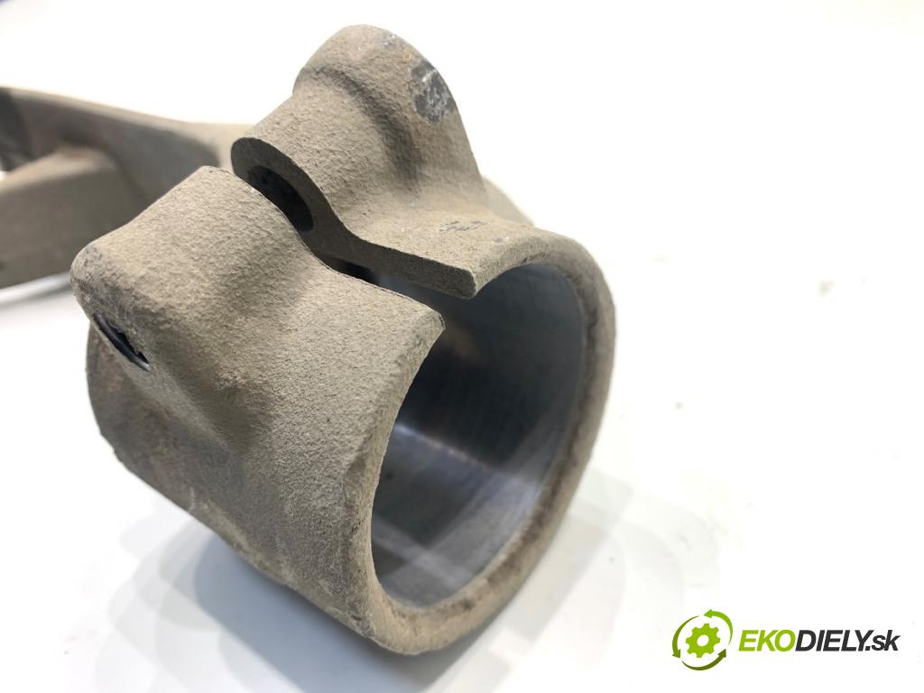 BMW G05 SUV 2020 195 kW xDrive 30 d 2993 Uchytenie tlmiča predný pravy 6876684