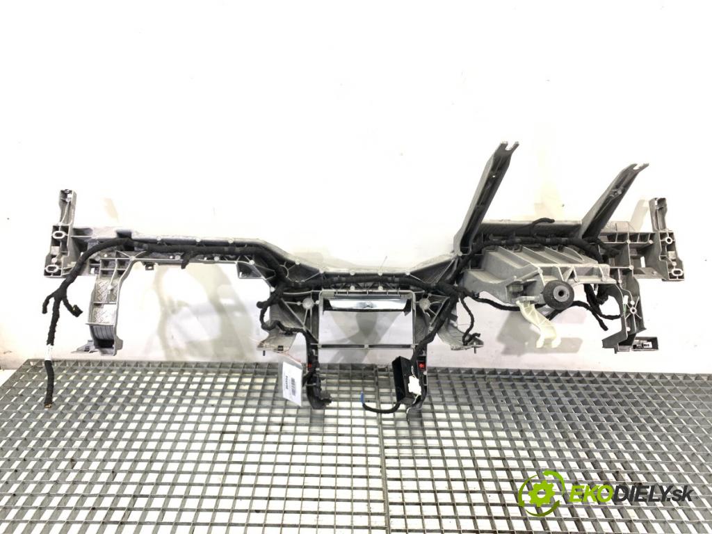 BMW G05 SUV 2020 195 kW xDrive 30 d 2993 výztuha výztuha interiéru přístrojovky 9393782