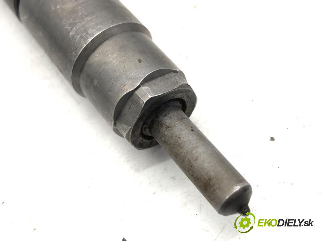 VW GOLF VII Kombi 2016 81 kW 1.6 TDI 1598 vstřikovač 04L130277D (Vstřikovač paliva)