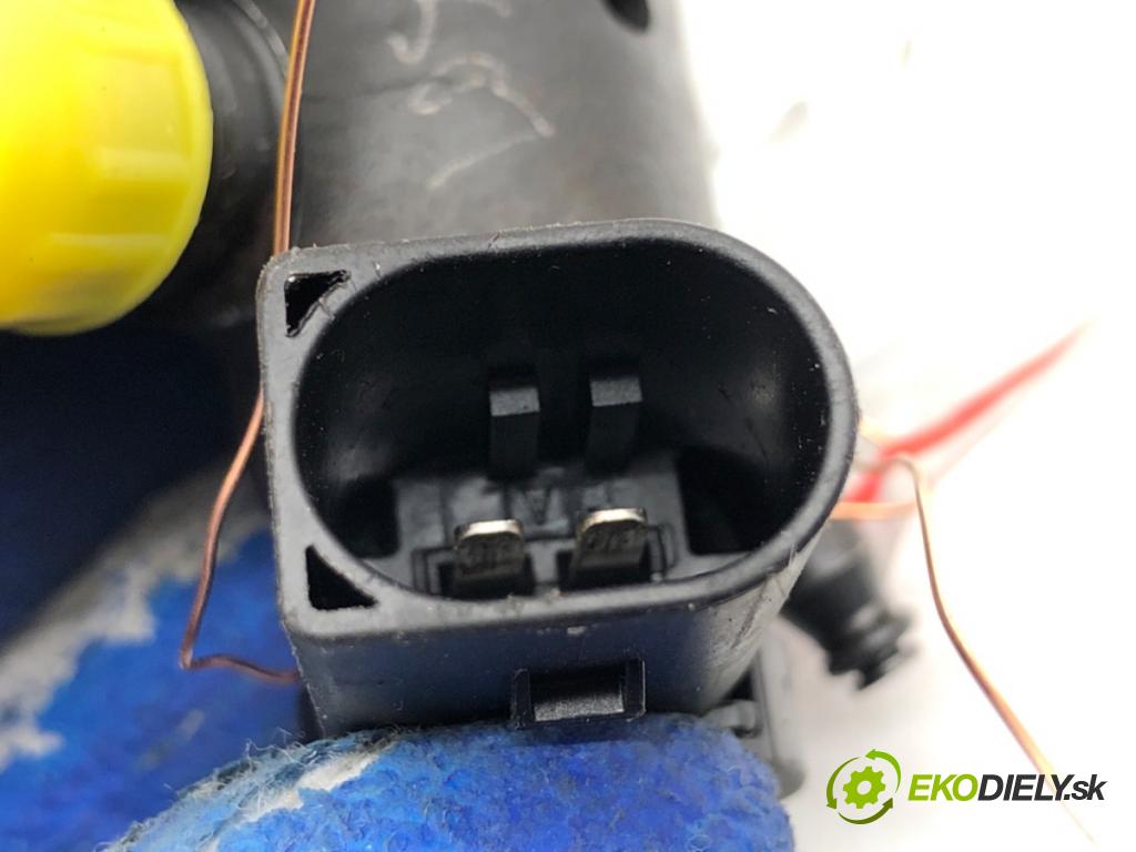 VW GOLF VII Kombi 2016 81 kW 1.6 TDI 1598 vstřikovač 04L130277D (Vstřikovač paliva)