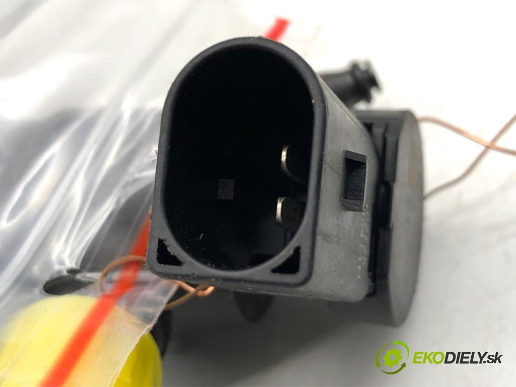 VW GOLF VII Kombi 2016 81 kW 1.6 TDI 1598 vstřikovač 04L130277D (Vstřikovač paliva)